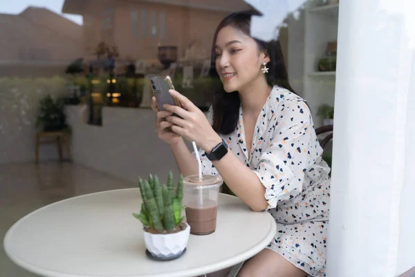 Молодая Женщина Использующая Смартфон Кафе — стоковое фото
