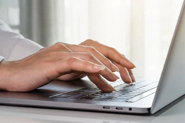 Zbliżenie Kobieta Ręce Biznesu Kobieta Wpisując Klawiaturze Laptop — Zdjęcie stockowe