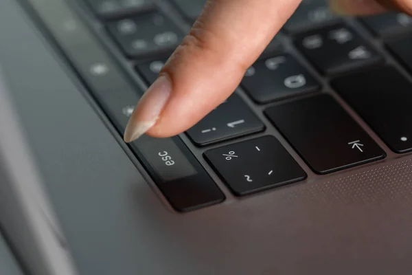 Close Female Hand Pressing Esc Button Laptop Keyboard — Stock Photo, Image