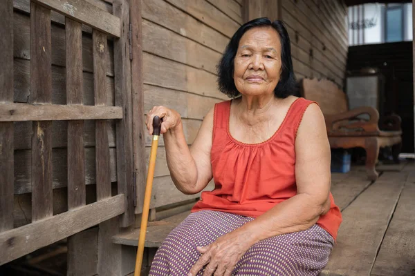 Mujer Anciana Tailandesa Cuello Redondo Sin Mangas Sentada Sola Una —  Fotos de Stock