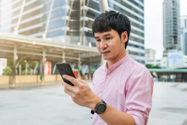 Hombre Usando Smartphone Ciudad — Foto de Stock