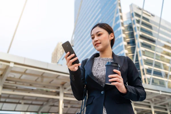 Mujer Negocios Usando Smartphone Ciudad — Foto de Stock