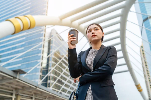 Mujer Sosteniendo Una Taza Café Pensando Problema Negocio Ciudad — Foto de Stock