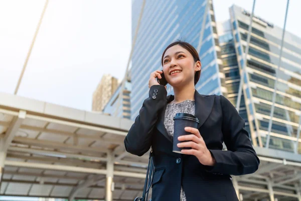 Счастливая Деловая Женщина Разговаривает Мобильным Телефоном Городе — стоковое фото