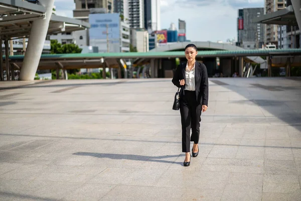 Mujer Negocios Caminando Por Ciudad — Foto de Stock