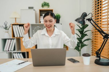 Ev bilgisayarında çalışan başarılı genç bayan.