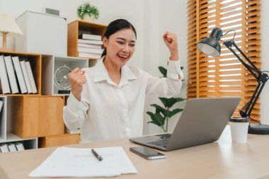 Ev bilgisayarında çalışan başarılı genç bayan.