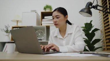 Ev bilgisayarında çalışan başarılı genç bayan.