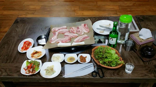 Cerdo Asado Coreano Con Verduras Bebidas — Foto de Stock