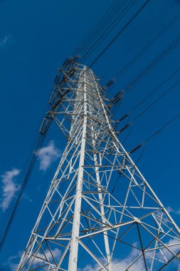 Yüksek gerilim kuleleri arkasında gökyüzü var.