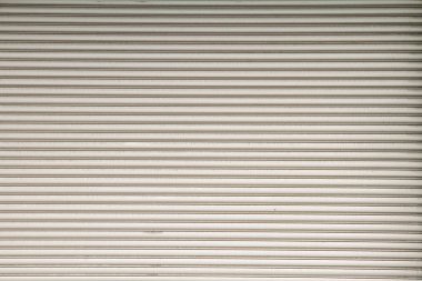 Güzel yatay çizgili çelik kapı.