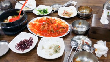 Birçok yemek tam yemek yedikten sonra masanın üzerine yerleştirilir.