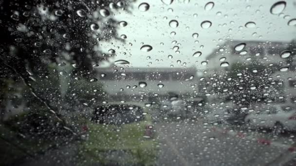 Gotas Chuva Vidro Dia Chuvoso Com Câmera Lenta — Vídeo de Stock