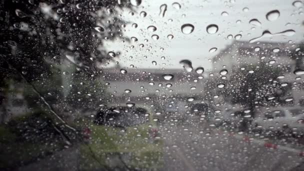 スローモーションで雨の日にガラスの雨滴 — ストック動画