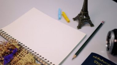 Boş kitap ve vintage objektif, Tayland resmi pasaport ve beyaz renk arka plan üzerinde küçük çiçek tasarım çalışmak için kalem düz yatıyordu görüntüleri.