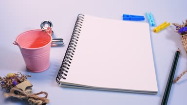 Boş kitap ve beyaz renk arka plan üzerinde küçük çiçekli tasarım çalışmaları için kalem düz yatıyordu görüntüleri.
