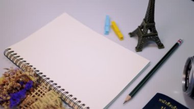 Boş kitap ve vintage objektif, Tayland resmi pasaport ve beyaz renk arka plan üzerinde küçük çiçek tasarım çalışmak için kalem düz yatıyordu görüntüleri.