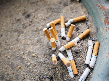 Bangkok, Tayland - 25 Mayıs 2018: sigara izmaritleri küçük bir kum tepsiye bırakılır. Alan içinde sigara olanlar kendi sağlık ve diğerleri için bir risk olduğunu..