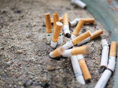 Bangkok, Tayland - 25 Mayıs 2018: sigara izmaritleri küçük bir kum tepsiye bırakılır. Alan içinde sigara olanlar kendi sağlık ve diğerleri için bir risk olduğunu..