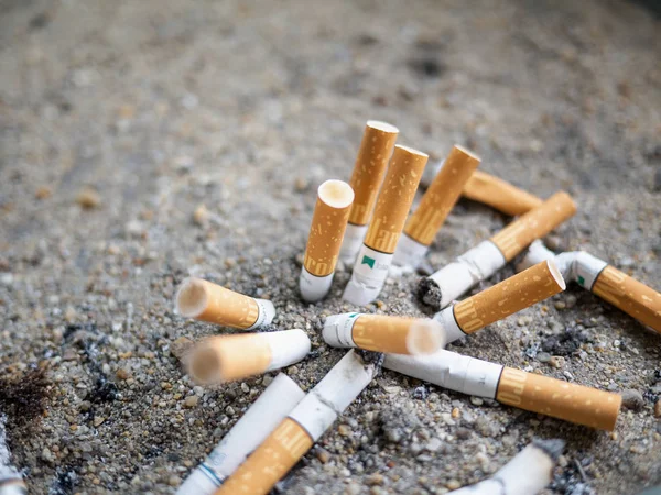 Bangkok, Tayland - 25 Mayıs 2018: sigara izmaritleri küçük bir kum tepsiye bırakılır. Alan içinde sigara olanlar kendi sağlık ve diğerleri için bir risk olduğunu..