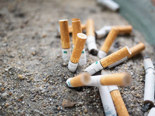 Bangkok, Tayland - 25 Mayıs 2018: sigara izmaritleri küçük bir kum tepsiye bırakılır. Alan içinde sigara olanlar kendi sağlık ve diğerleri için bir risk olduğunu..