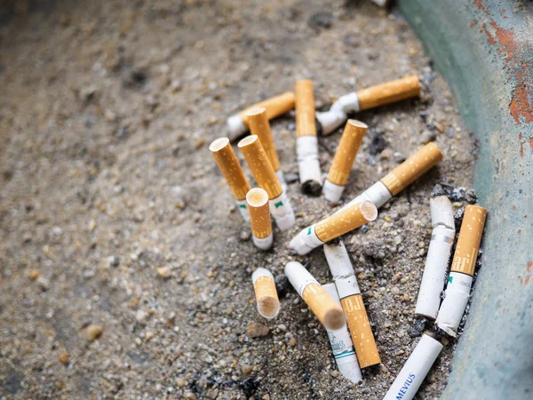 Bangkok, Tayland - 25 Mayıs 2018: sigara izmaritleri küçük bir kum tepsiye bırakılır. Alan içinde sigara olanlar kendi sağlık ve diğerleri için bir risk olduğunu..