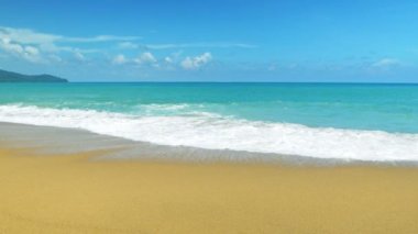 Ağır çekim sahne kumlu plaj zemin üzerine mavi okyanus güzel.
