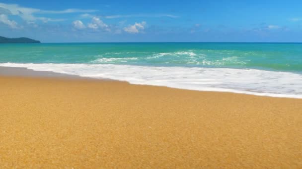 スローモーションのシーンと砂浜のビーチの背景に美しい青い海 — ストック動画