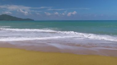 Hareket sahne Phuket, Tayland, Thailand, kumlu plaj zemin üzerine mavi okyanus güzel