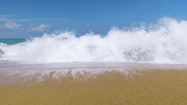 Hermoso océano azul sobre fondo de playa de arena con escena de movimiento en Phuket, Tailandia — Vídeo de stock