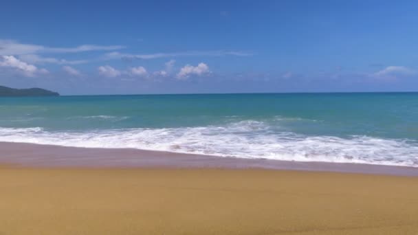 Mooie blauwe oceaan op zandstrand achtergrond met motie scène in Phuket, Thailand — Stockvideo