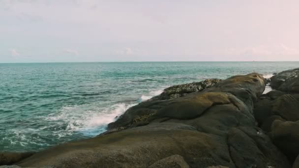 Мальовничим видом і красивий краєвид мису Krating на пляжі Панва Nai, Пхукет, Таїланд — стокове відео