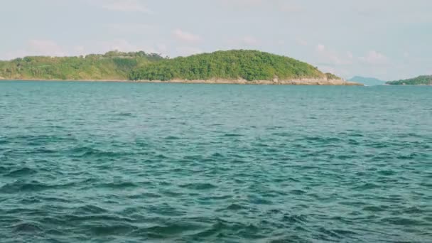 Vyhlídku a krásnou krajinu Krating Cape v Nai Harn beach, Phuket, Thajsko — Stock video