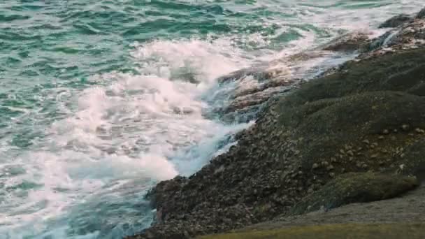 Vista panorâmica e bela paisagem de Krating Cape na praia de Nai Harn, Phuket, Tailândia — Vídeo de Stock