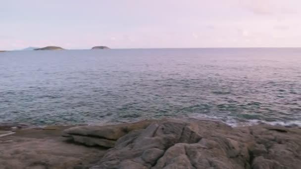 Doğal görünüm ve güzel manzara Krating Cape Nai Harn Beach, Phuket, Tayland — Stok video