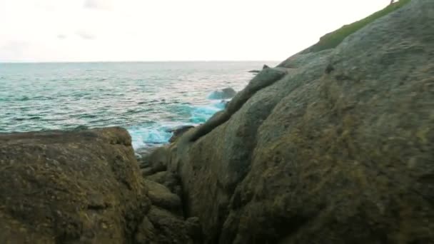 Schilderachtig uitzicht en prachtige landschap van Krating Cape bij Nai Harn beach, Phuket, Thailand — Stockvideo