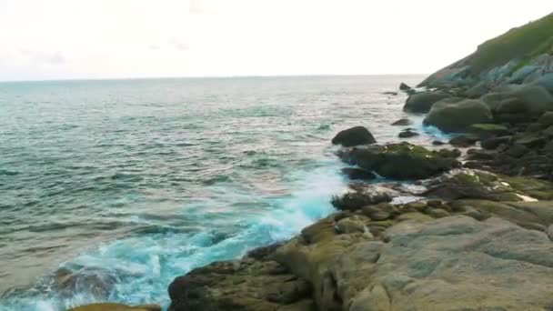 Vistas panorámicas y hermoso paisaje de Krating Cape en la playa de Nai Harn, Phuket, Tailandia — Vídeo de stock