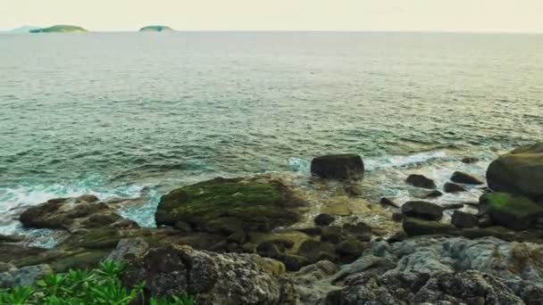 Festői kilátást és a gyönyörű táj a Krating Cape: Nai Harn beach, Phuket, Thaiföld — Stock videók