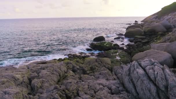 Schilderachtig uitzicht en prachtige landschap van Krating Cape bij Nai Harn beach, Phuket, Thailand — Stockvideo