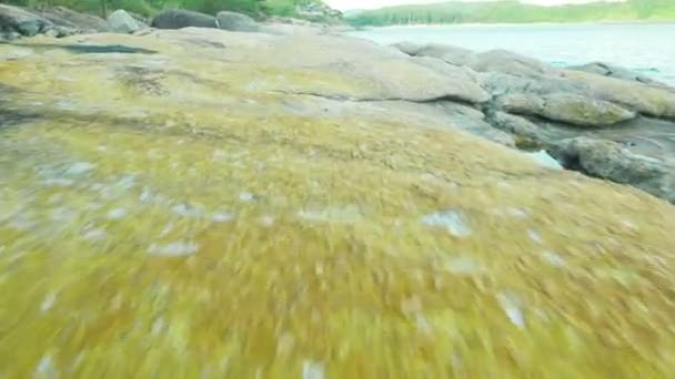 Живописный вид и красивый пейзаж мыса Кратинг на пляже Най Харн, Пхукет, Таиланд — стоковое видео