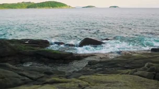 Vue panoramique et beau paysage de Krating Cape à la plage de Nai Harn, Phuket, Thaïlande — Video