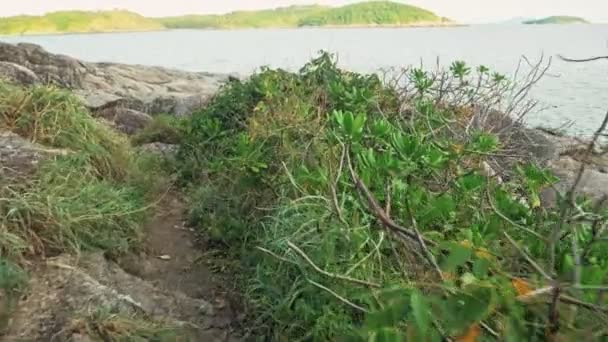 Malerische Aussicht und wunderschöne Landschaft des Krating Kaps am Nai Harn Strand, Phuket, Thailand — Stockvideo