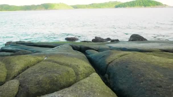 Malerische Aussicht und wunderschöne Landschaft des Krating Kaps am Nai Harn Strand, Phuket, Thailand — Stockvideo