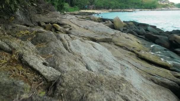 Festői kilátást és a gyönyörű táj a Krating Cape: Nai Harn beach, Phuket, Thaiföld — Stock videók