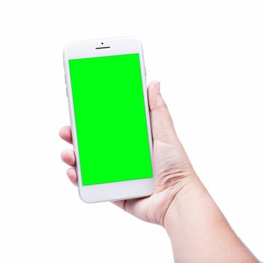 Beyaz zemin üzerine yeşil ekranla izole kopya alanı ile modern bir mobil akıllı telefon tutan el
