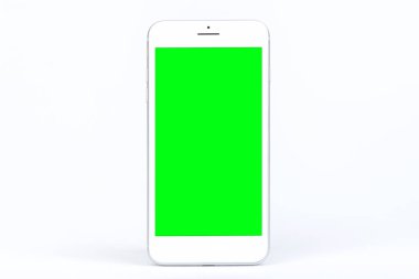 Beyaz zemin üzerine yeşil ekranla izole kopya alanı ile modern bir mobil akıllı telefon