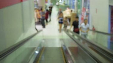 Güvercin Adası ve duba tekne arasında bekleyen demir ayağı üzerinde oynamak.