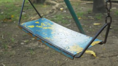 Güvercin Adası ve duba tekne arasında bekleyen demir ayağı üzerinde oynamak.