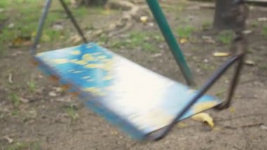 Güvercin Adası ve duba tekne arasında bekleyen demir ayağı üzerinde oynamak.