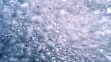 Çok kabarcıklar su altında hızlı hareket.